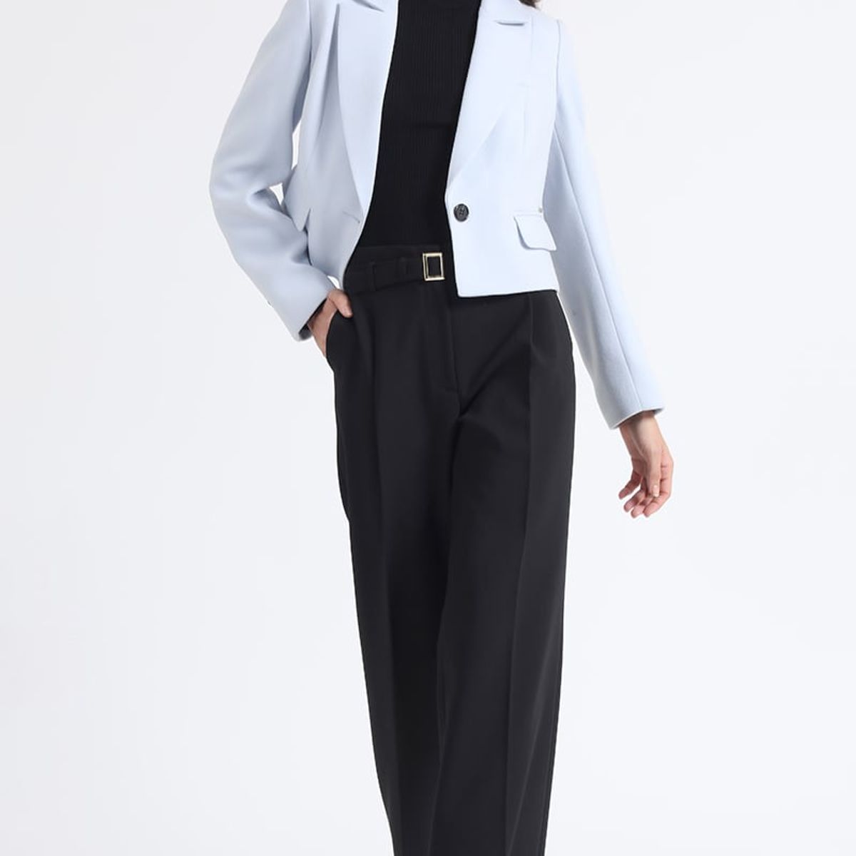 LIOLA - Chaqueta Crop, Boton Contratono, Muflon Celeste Liola