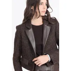LIOLA - Blazer Crop Tweed Fantasia Con Aplicación Cuero Café