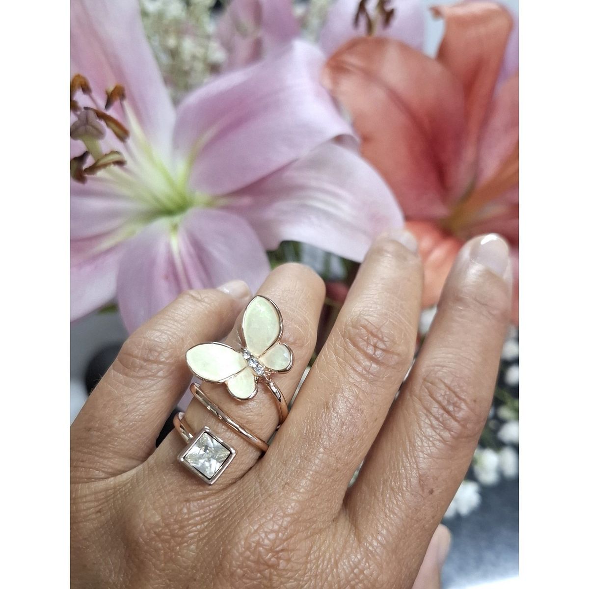 VANE COLLECTION - Anillo para mujer forma mariposa en fantasía fina con baño de oro rosado, cristal y madre perla