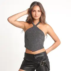 ME QUIERE MUCHO POQUITO NADA - Crop Top Negro Halter en Tela Brillante con Corte en Punta - Angela - MQM