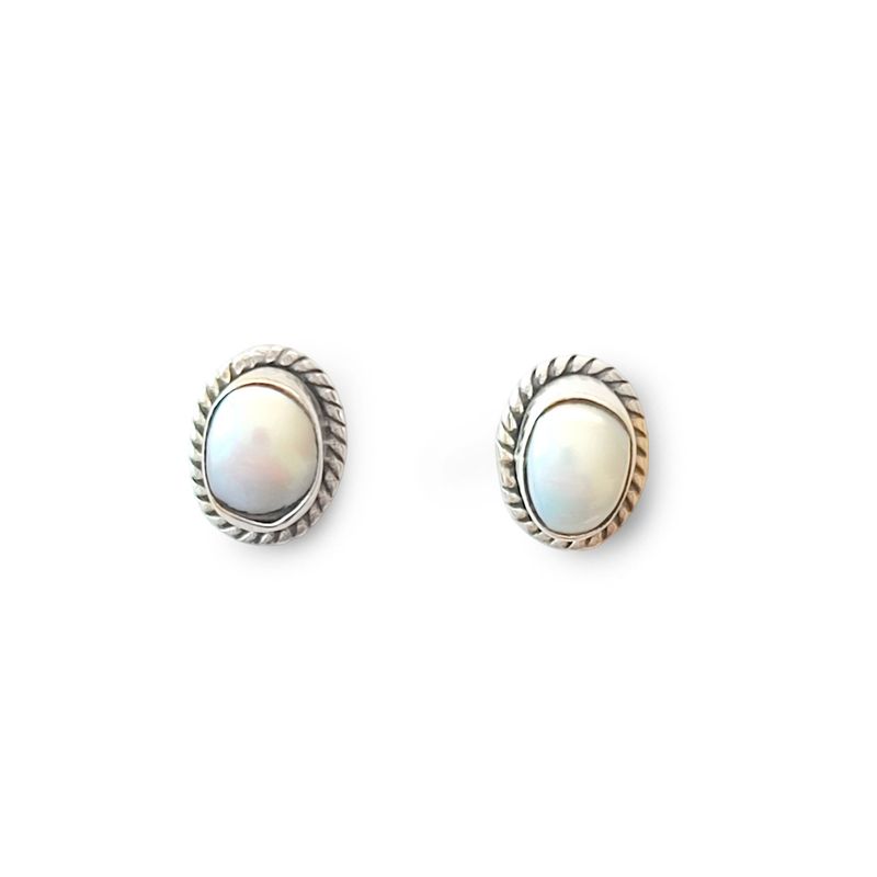 ANDREA COGGIOLA JOYAS - Aros Botón Óvalo Trenzado Perla De Río Plata Fina 925
