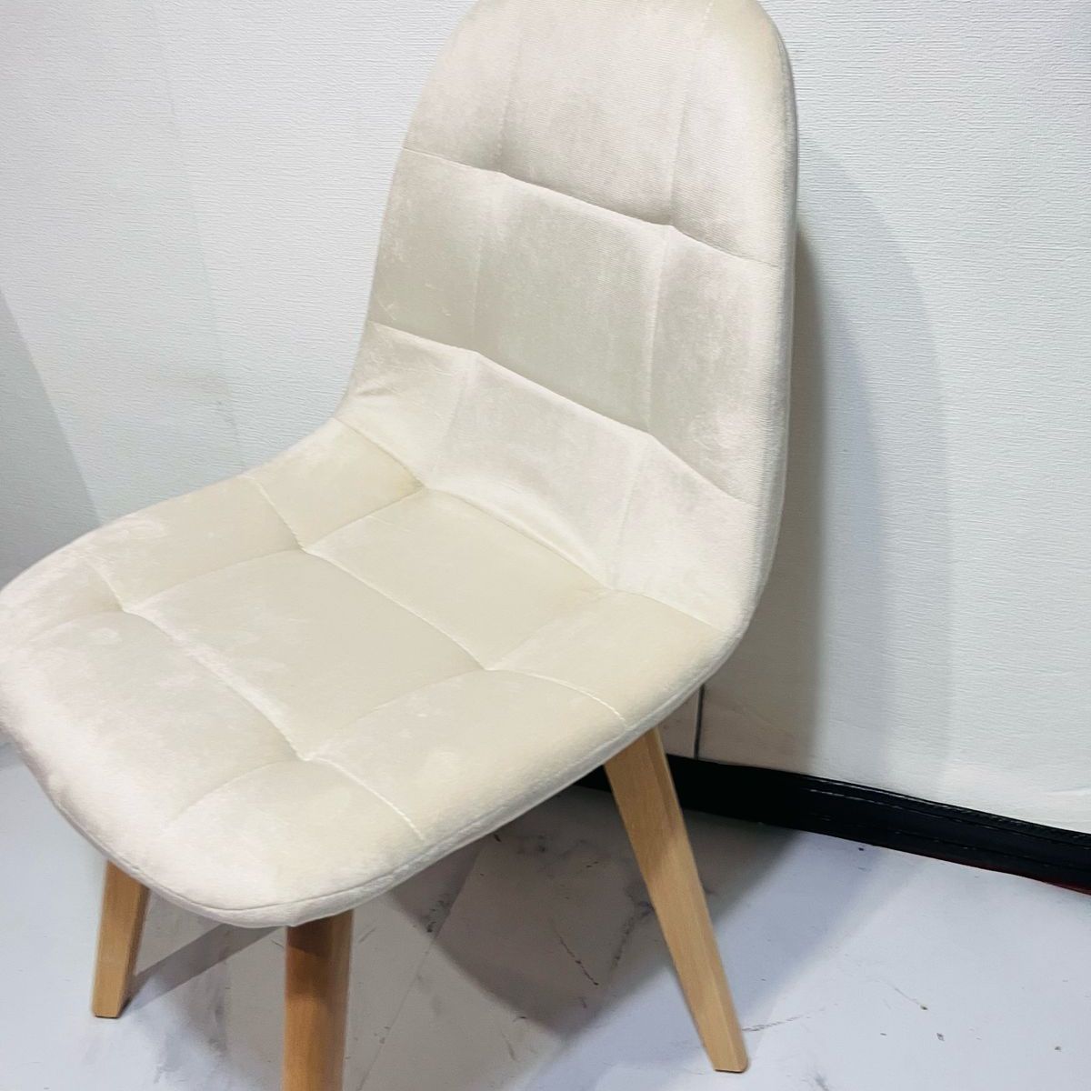 GENERICO - JUEGO COMEDOR MESA 140X90 + 4 SILLAS  CAPITONE BEIGE