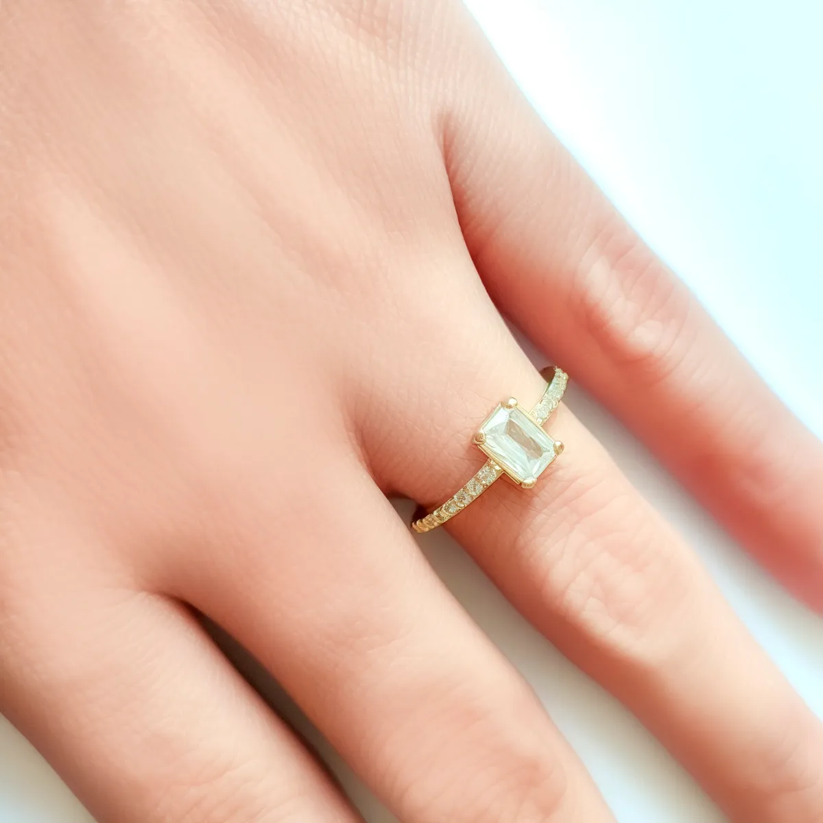COGGIOLA - Anillo Solitario Circón Rectangular Enchapado Oro 18K
