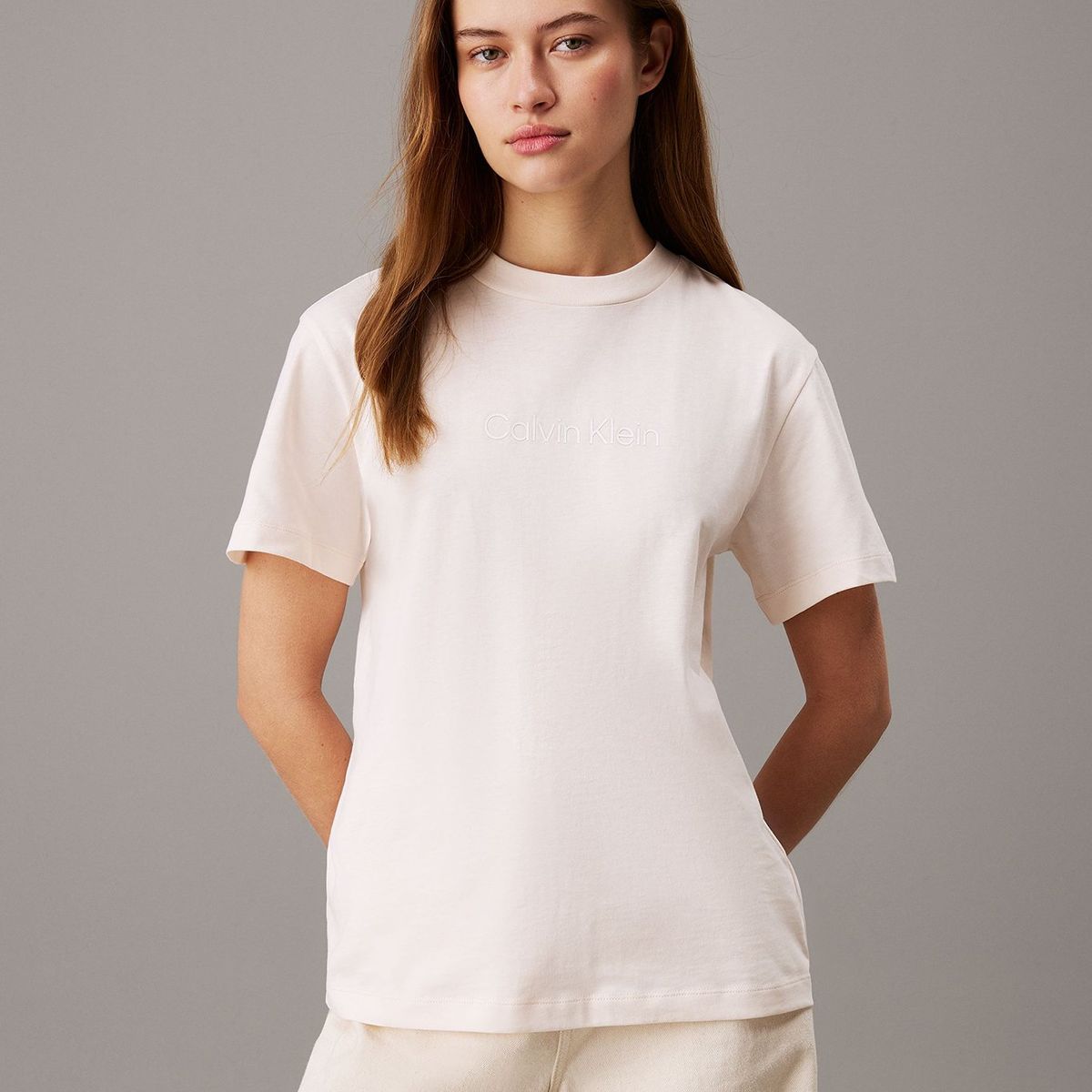 CALVIN KLEIN - Polera Hero Logo Regular Beige Calvin Klein