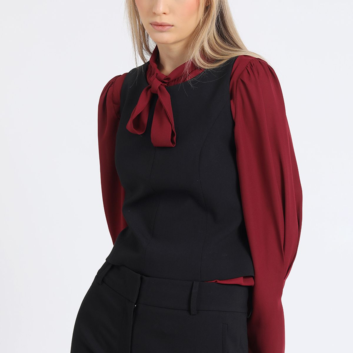 LIOLA - Top Entallado, Negro Liola