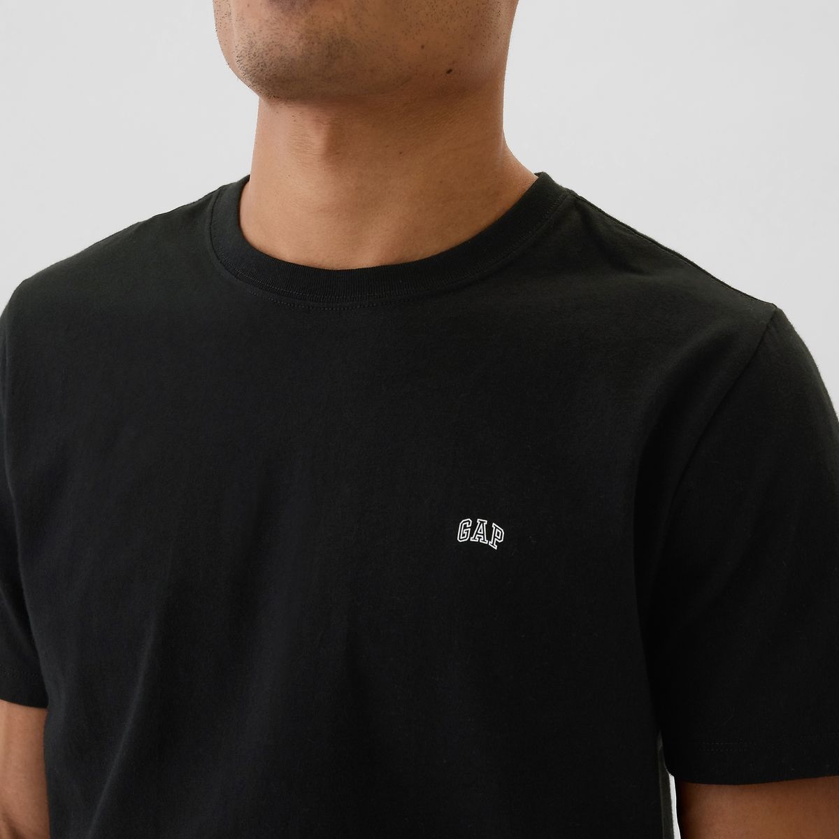 GAP - Polera Hombre Gap Mini Logo Manga Corta Cuello Redondo Negro