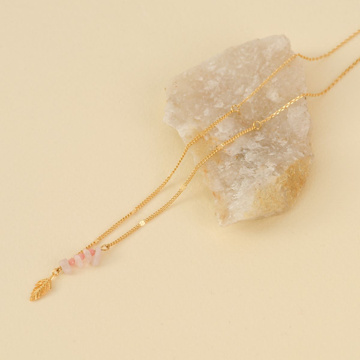 AMPHORA - Collar pluma dorado