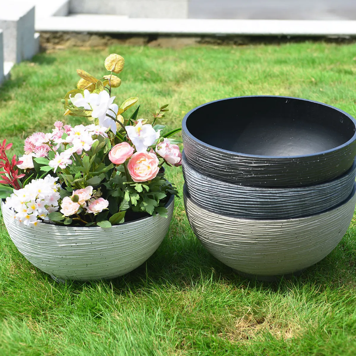 GENERICO - Macetero Plastico Semi Esfera Premium Diseño a Rayas M - Blanco