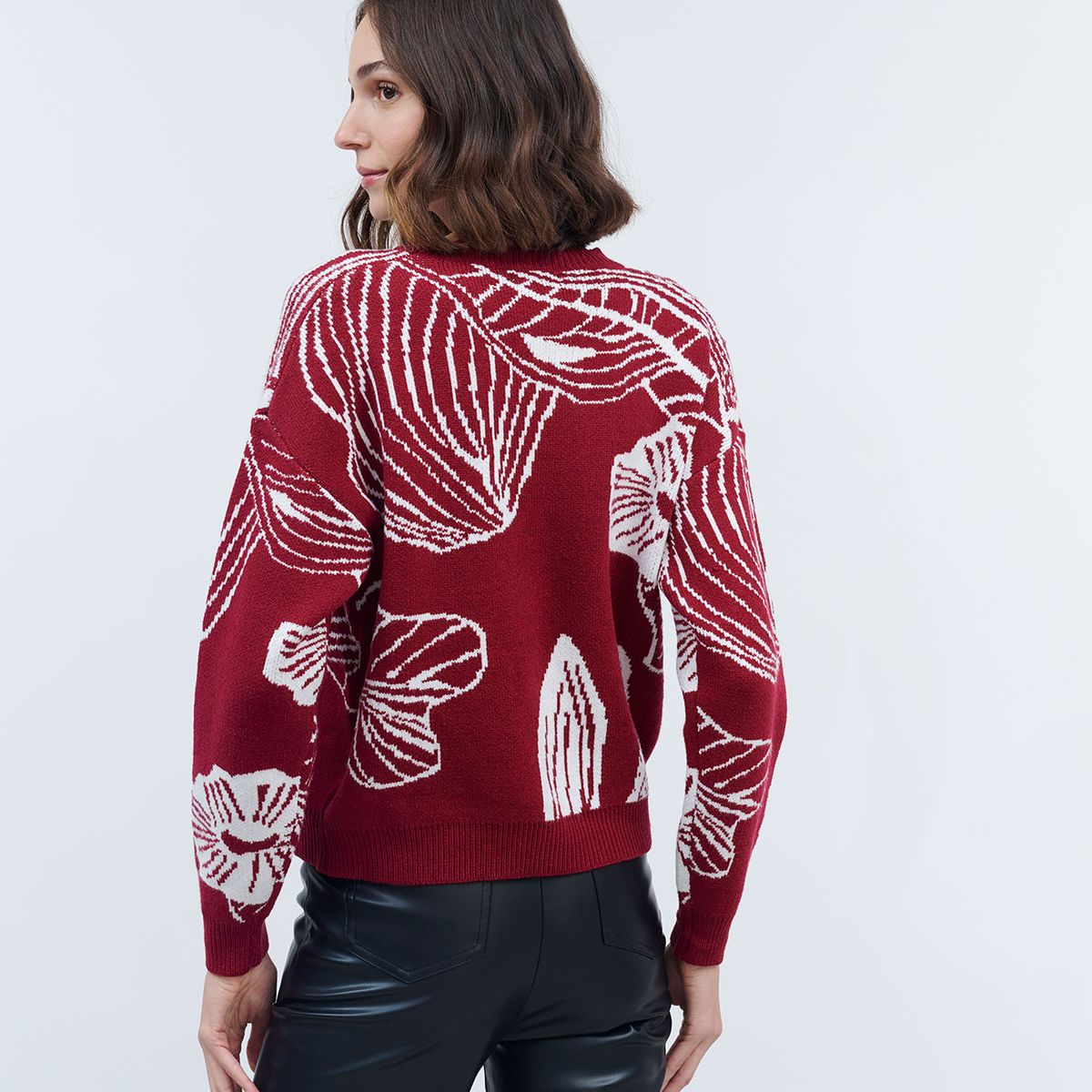 GUINDA - Sweater  cuello redondo con hojas y brillos Melya