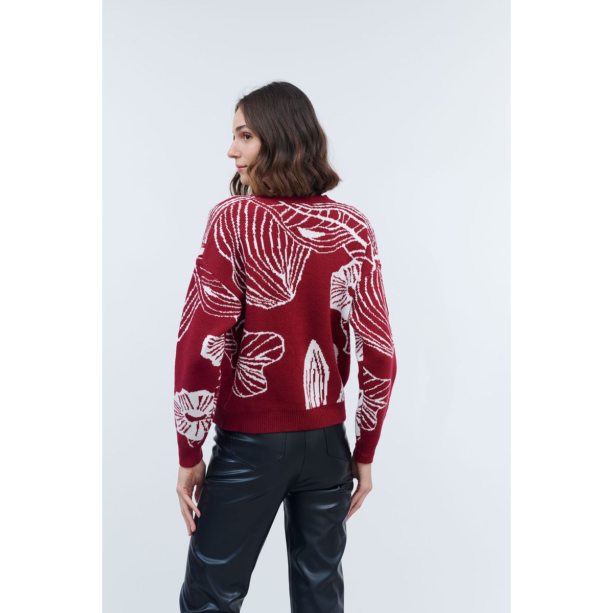 GUINDA - Sweater  cuello redondo con hojas y brillos Melya