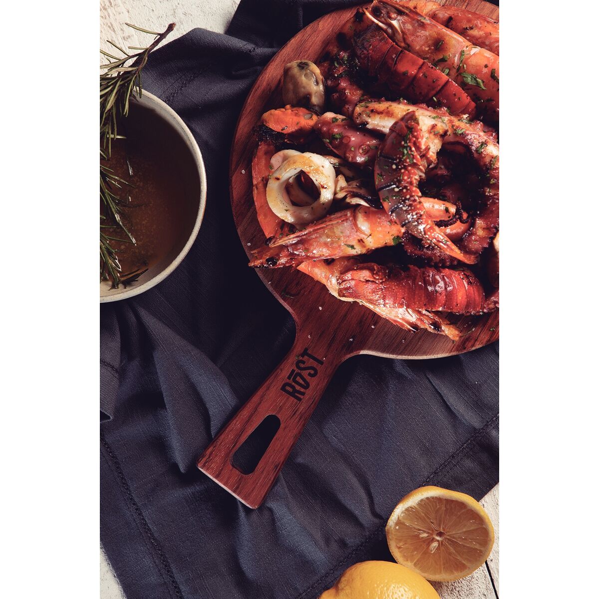 TRAMONTINA - FSC Tabla de Corte Tramontina Rost Redonda para Servir en Madera de Jatoba Combinada con Mango y Acabado al Aceite 34 x 23 cm