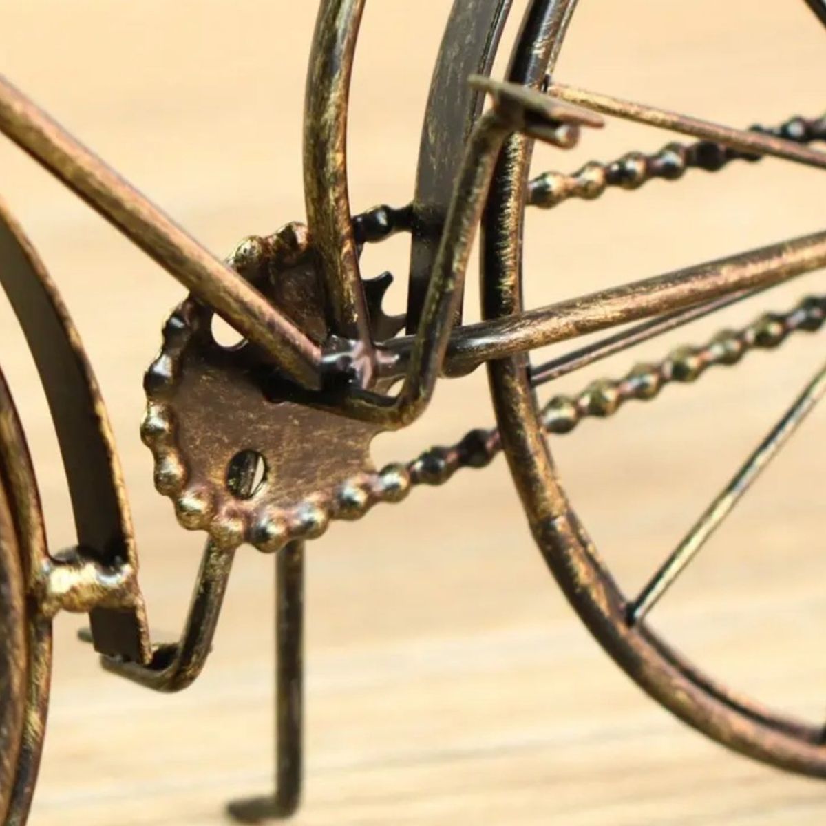 GENERICO - RELOJ VINTAGE SOBRE MESA MODELO BICICLETA ROJA  RETRO METAL