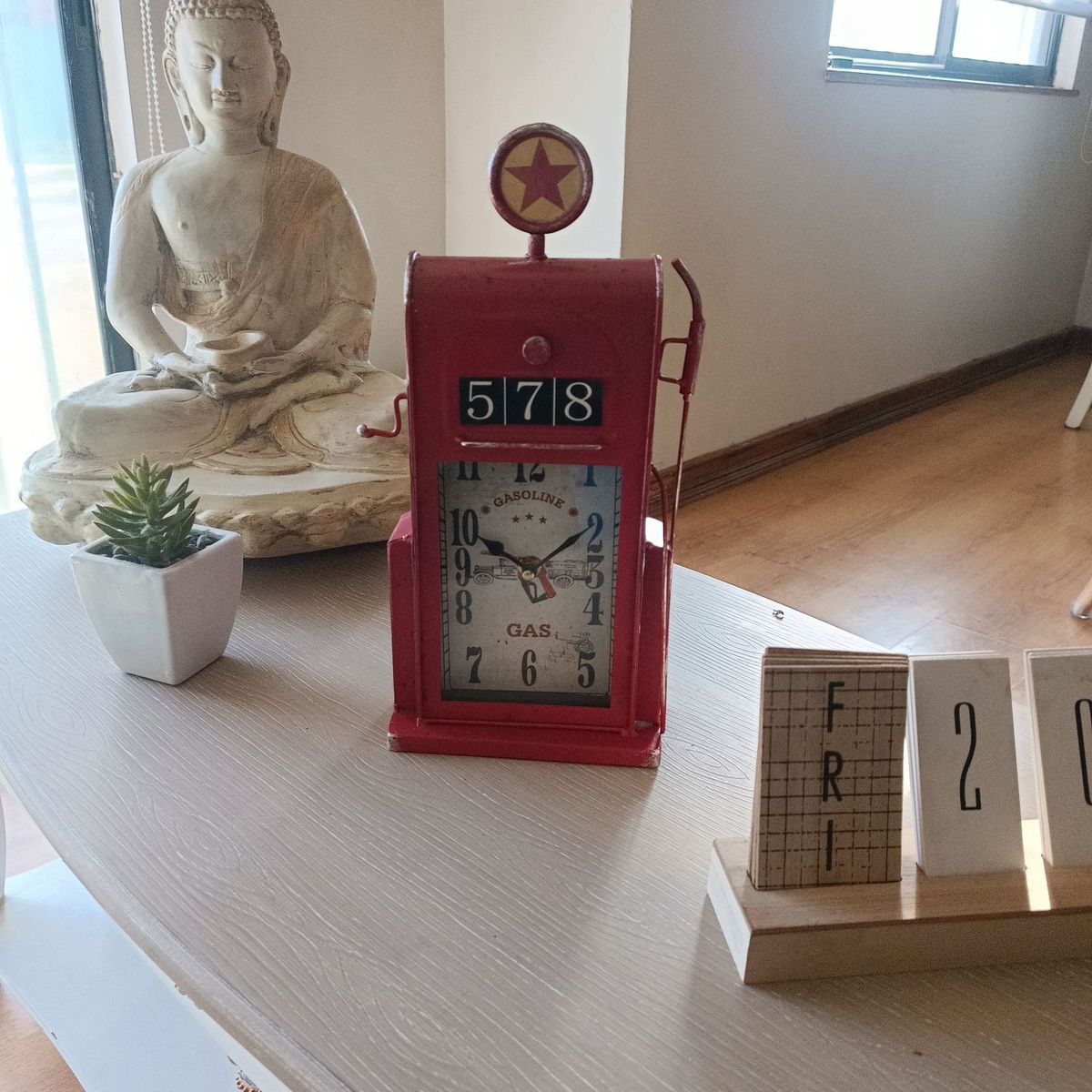 GENERICO - RELOJ VINTAGE SOBRE MESA GASOLINERA RETRO ROJA
