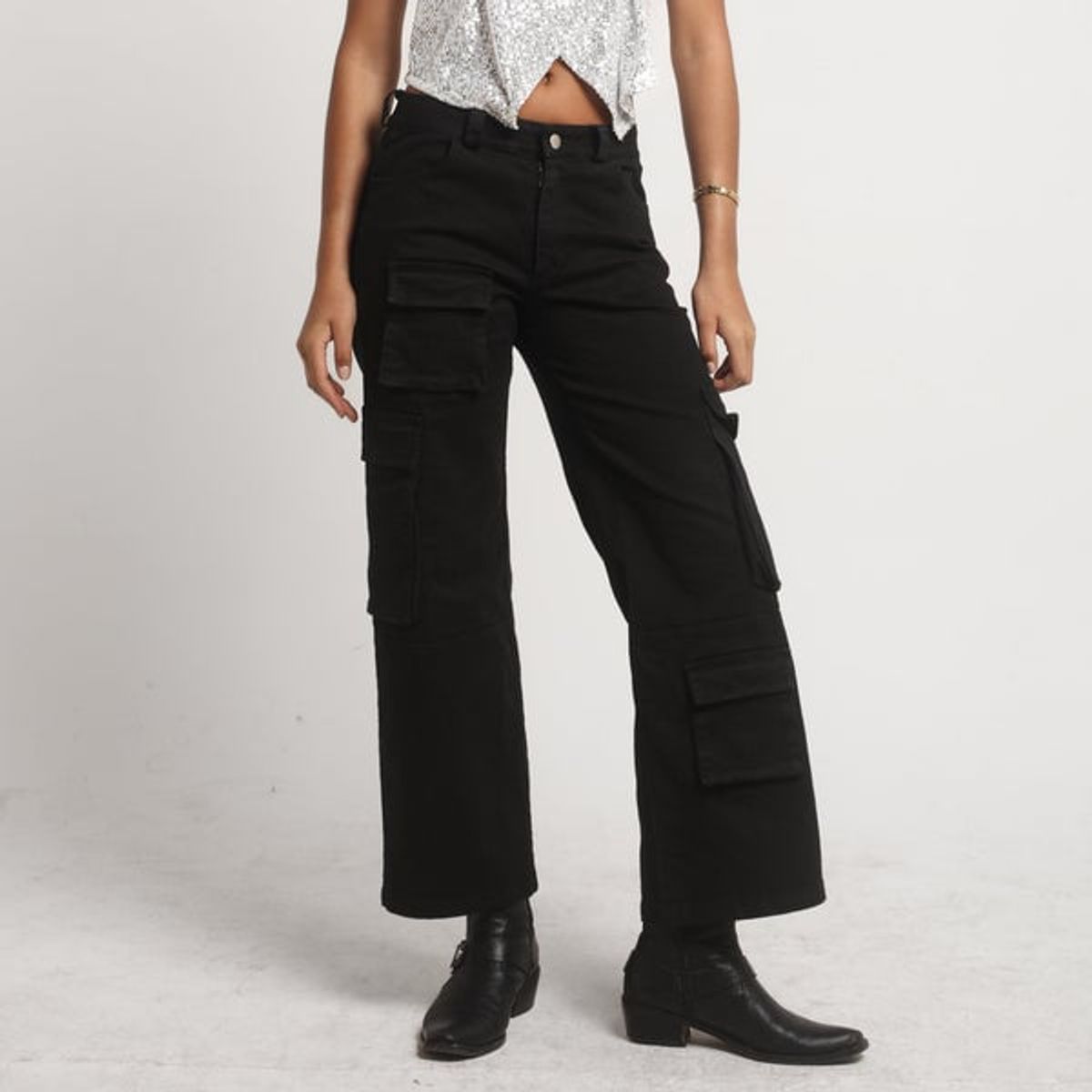 ME QUIERE MUCHO POQUITO NADA - Pantalón Cargo Negro Tiro Alto con Bolsillos - Qatar - MQM