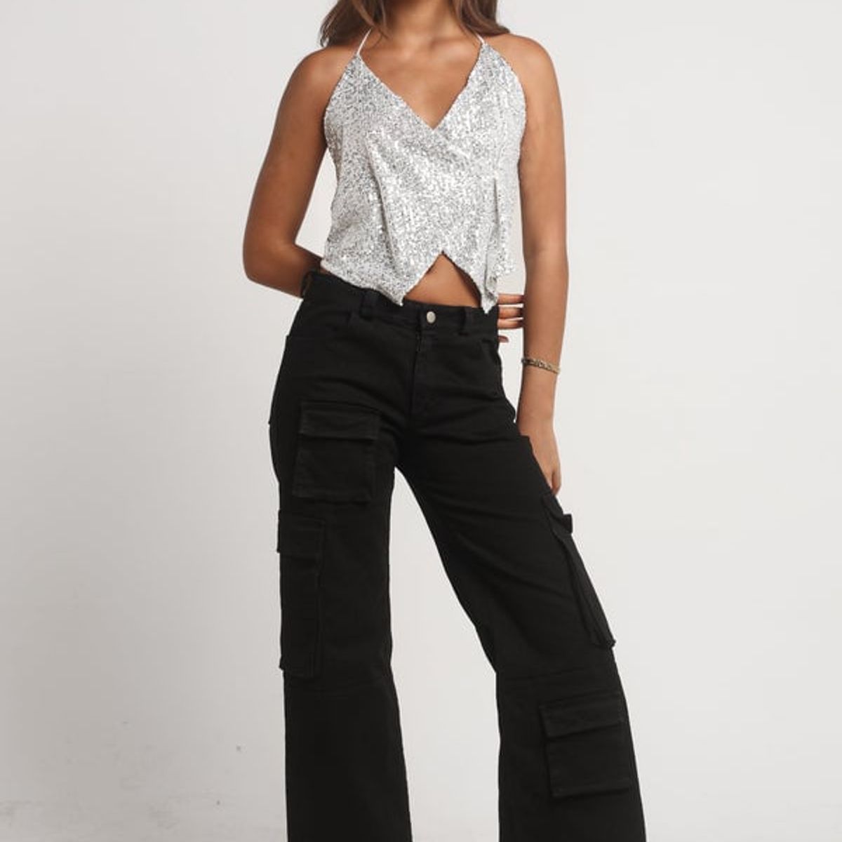 ME QUIERE MUCHO POQUITO NADA - Pantalón Cargo Negro Tiro Alto con Bolsillos - Qatar - MQM