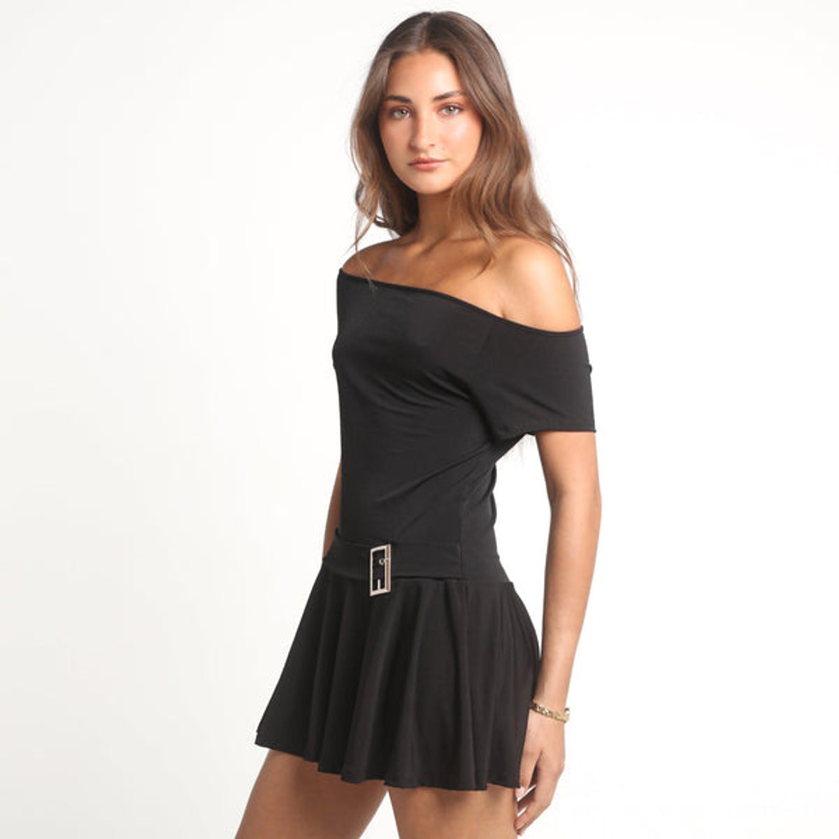 ME QUIERE MUCHO POQUITO NADA - Vestido Negro Off Shoulder con Hebilla - Soho - MQM