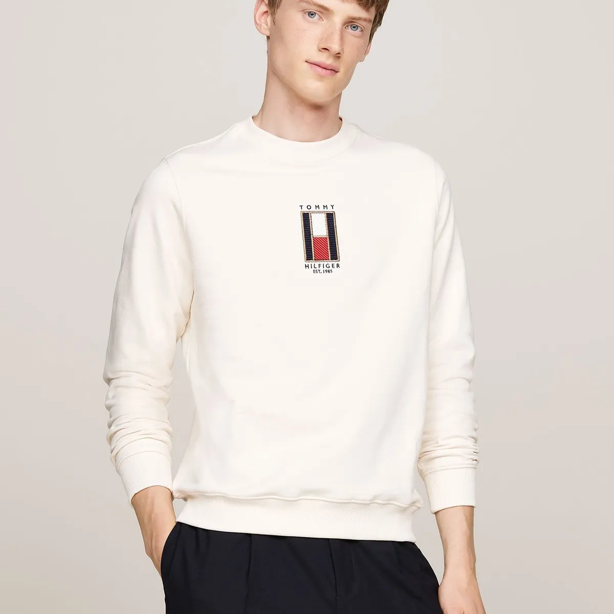 TOMMY HILFIGER - Polerón Con Logo Vertical Bordado Blanco Tommy Hilfiger