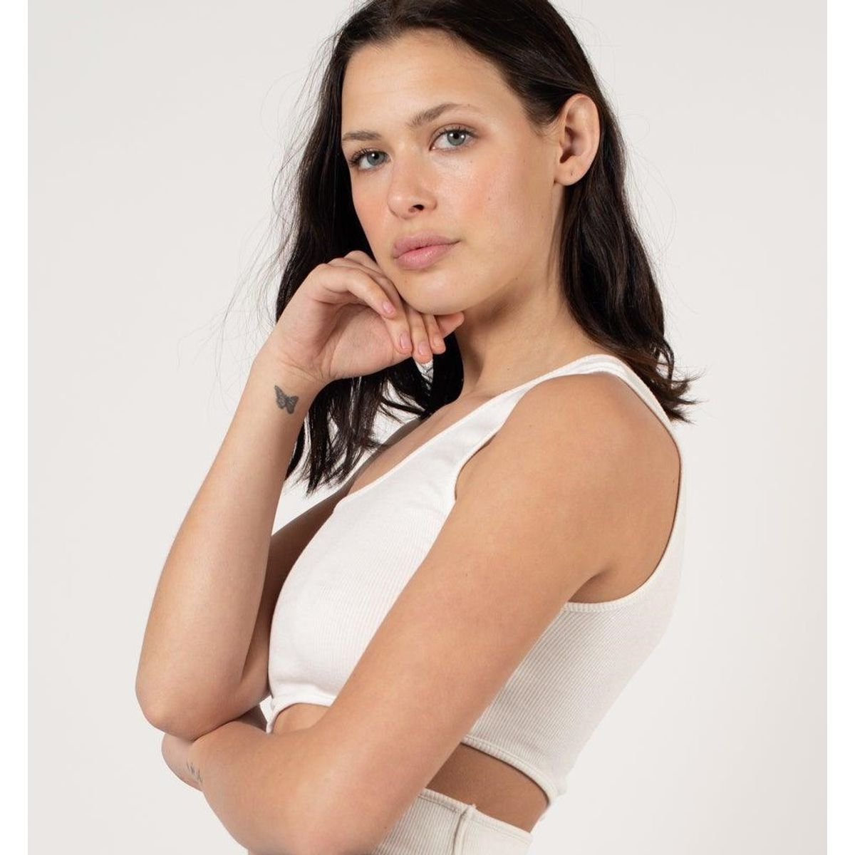 ME QUIERE MUCHO POQUITO NADA - Crop Top Asimétrico Crudo con Hombro Descubierto - MQM