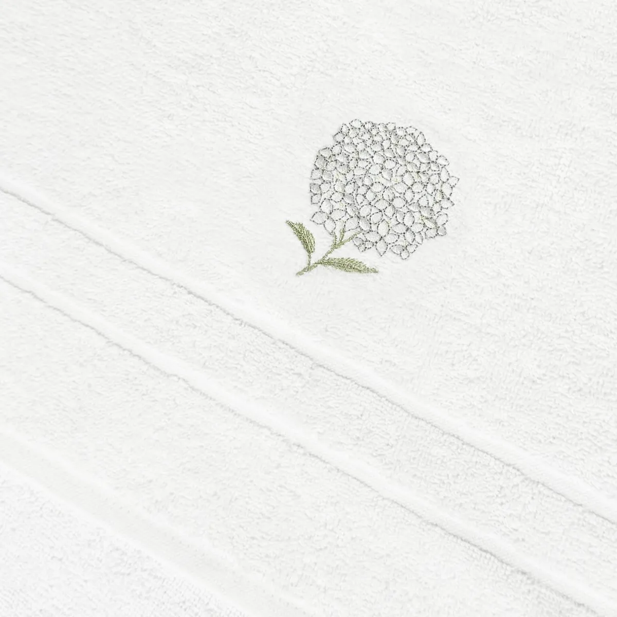NINA HERRERA - Toalla de Baño Bordada Hortensia Blanco