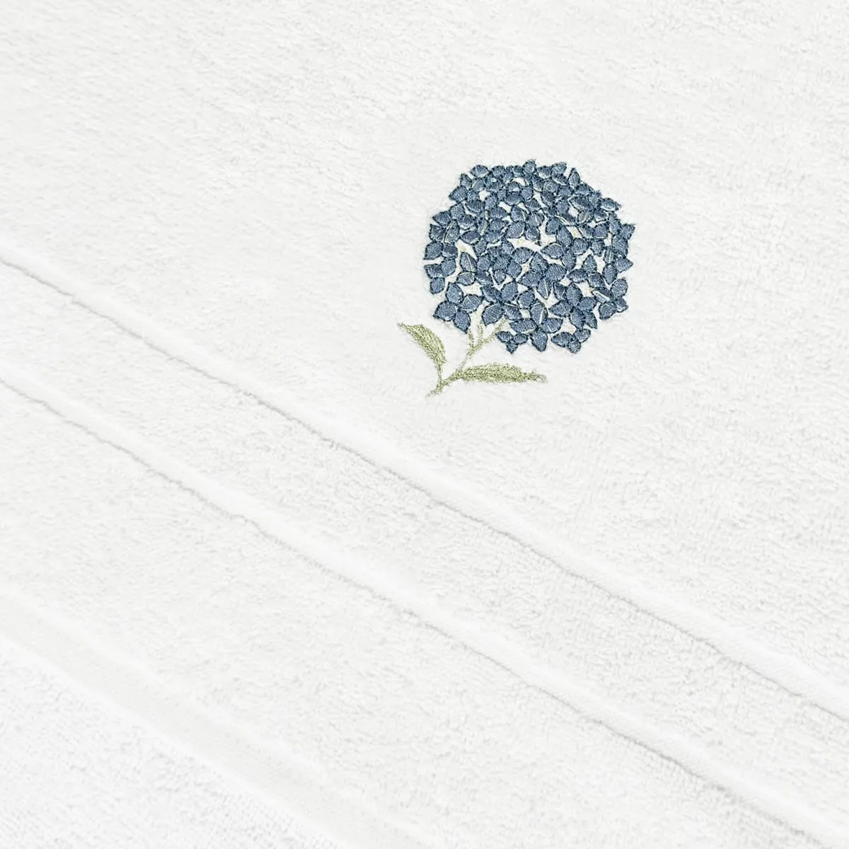 NINA HERRERA - Toalla de Baño Bordada Hortensia Azul