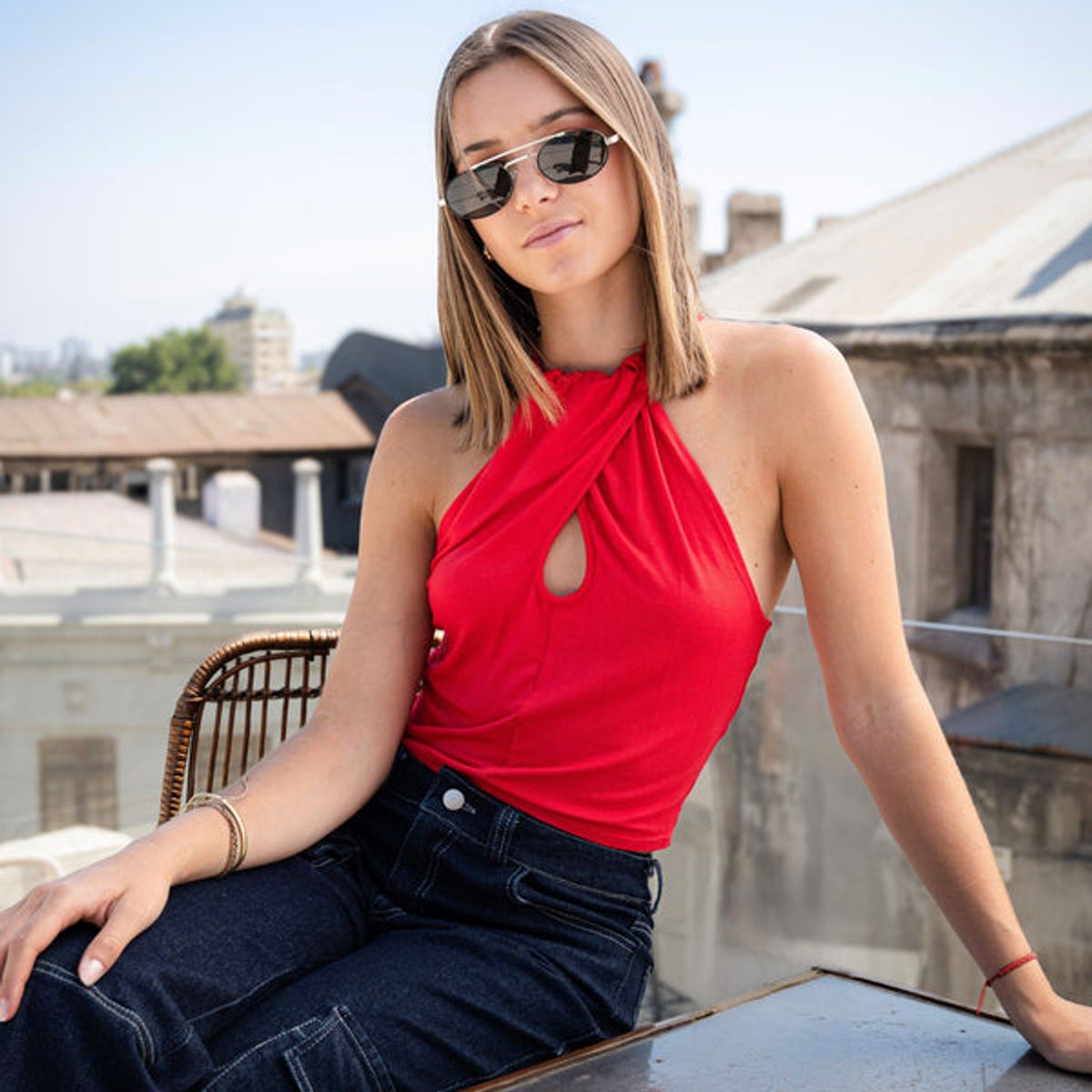 ME QUIERE MUCHO POQUITO NADA - Crop Top Rojo Halter con Cuello Alto Cruzado - Lord - MQM