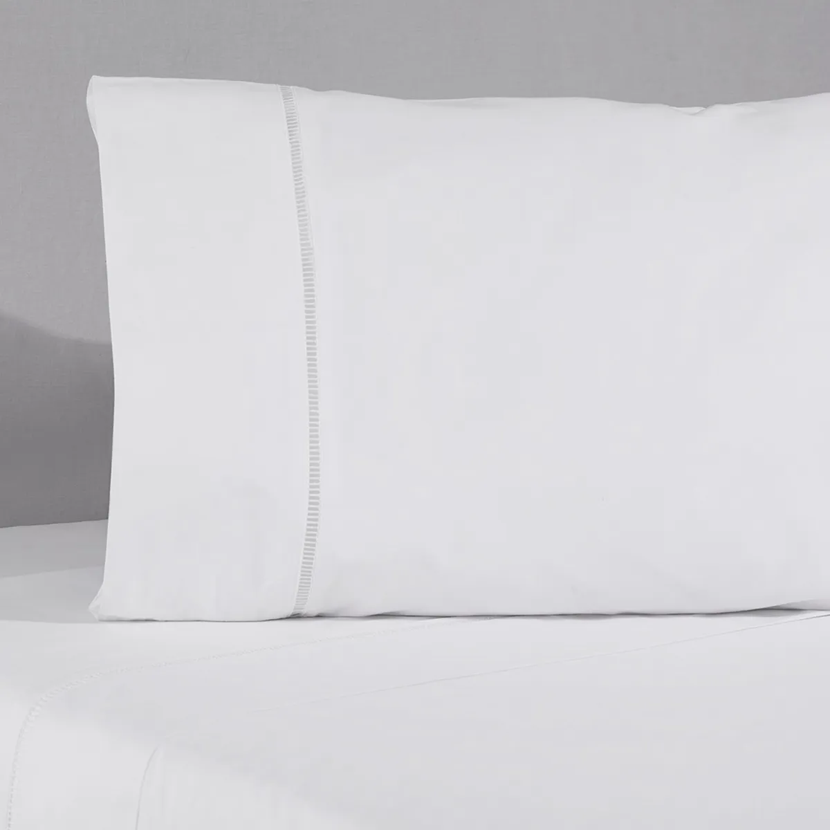 NINA HERRERA - Sábana Básica Deshilado Blanco 220 Hilos 2 Plazas