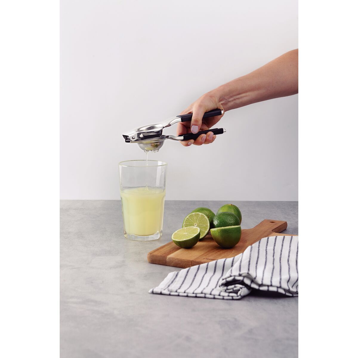 TRAMONTINA - Exprimidor de Limón Tramontina Utilitá en Acero Inoxidable con Mango de Polipropileno Negro