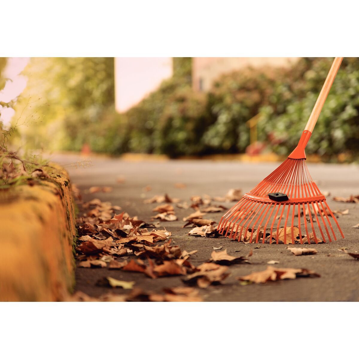 TRAMONTINA - Escoba Metálica Regulable Tramontina con 22 Dientes Tipo Alambre Plano y Mango de Madera 120 cm