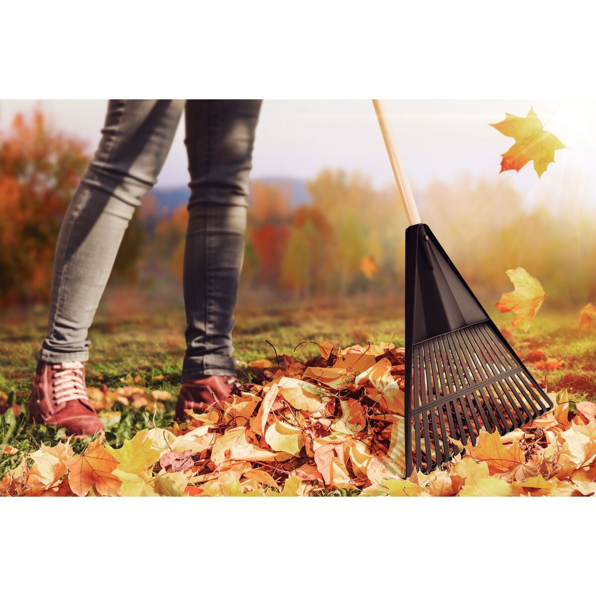 TRAMONTINA - Escoba Plástica Negra Tramontina con 18 Dientes y Mango de Madera 120 cm