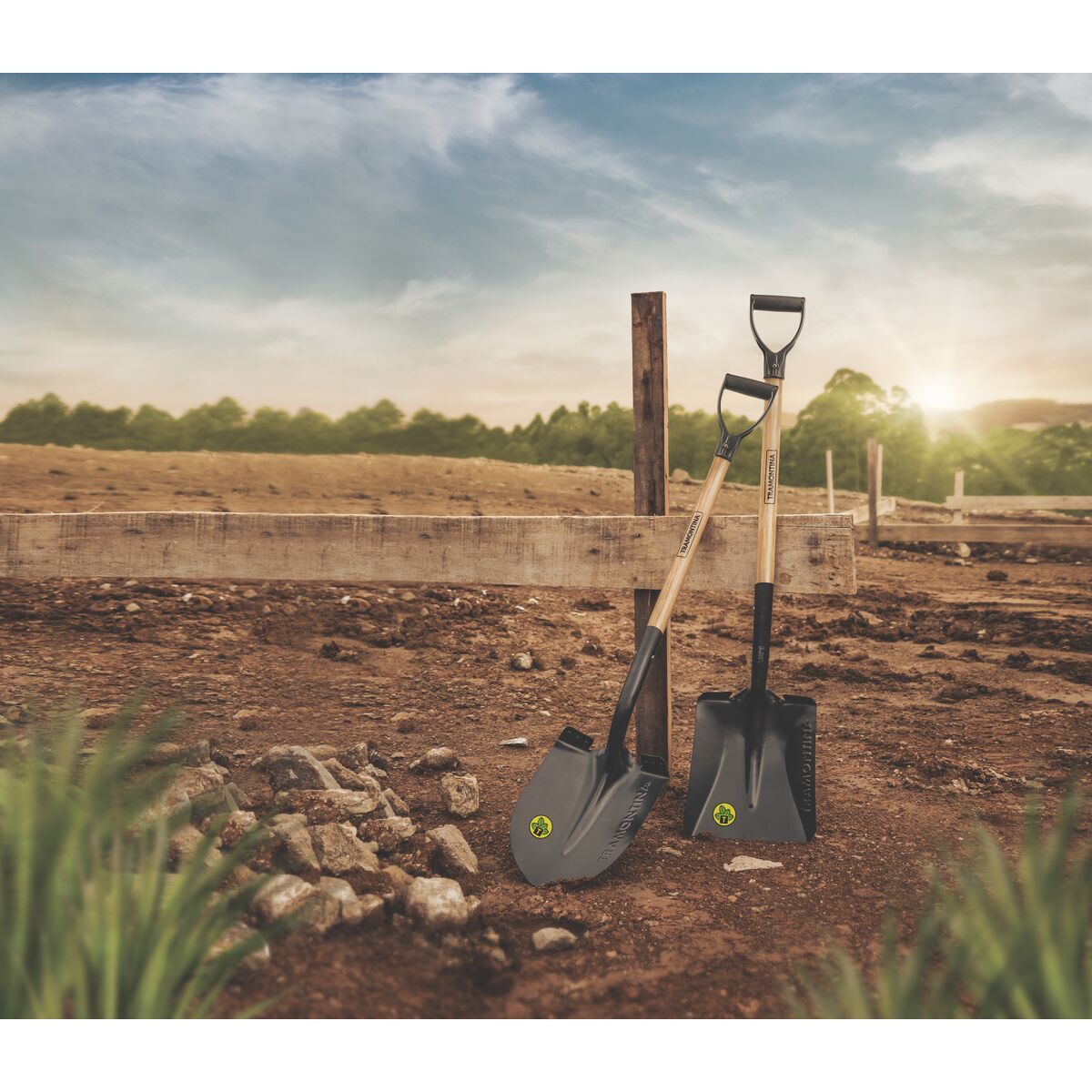 TRAMONTINA - Pala punta huevo, mango de madera 71 cm