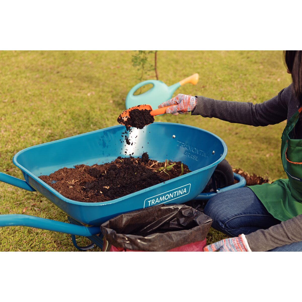 TRAMONTINA - Carretilla de Mano Tramontina con Caja Rasa Metálica Azul 50 L, Brazo Metálico e Llanta con Cámara