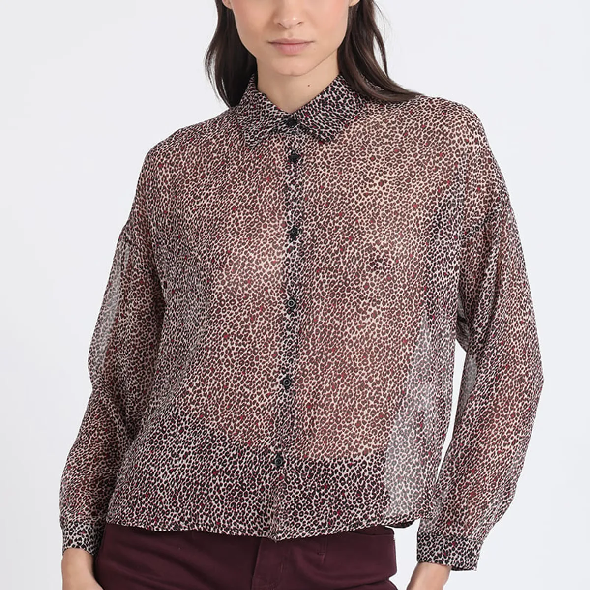 LIOLA - Blusa Gasa Fantasia Animal Con Hilo Metalizado, Burdeo Liola