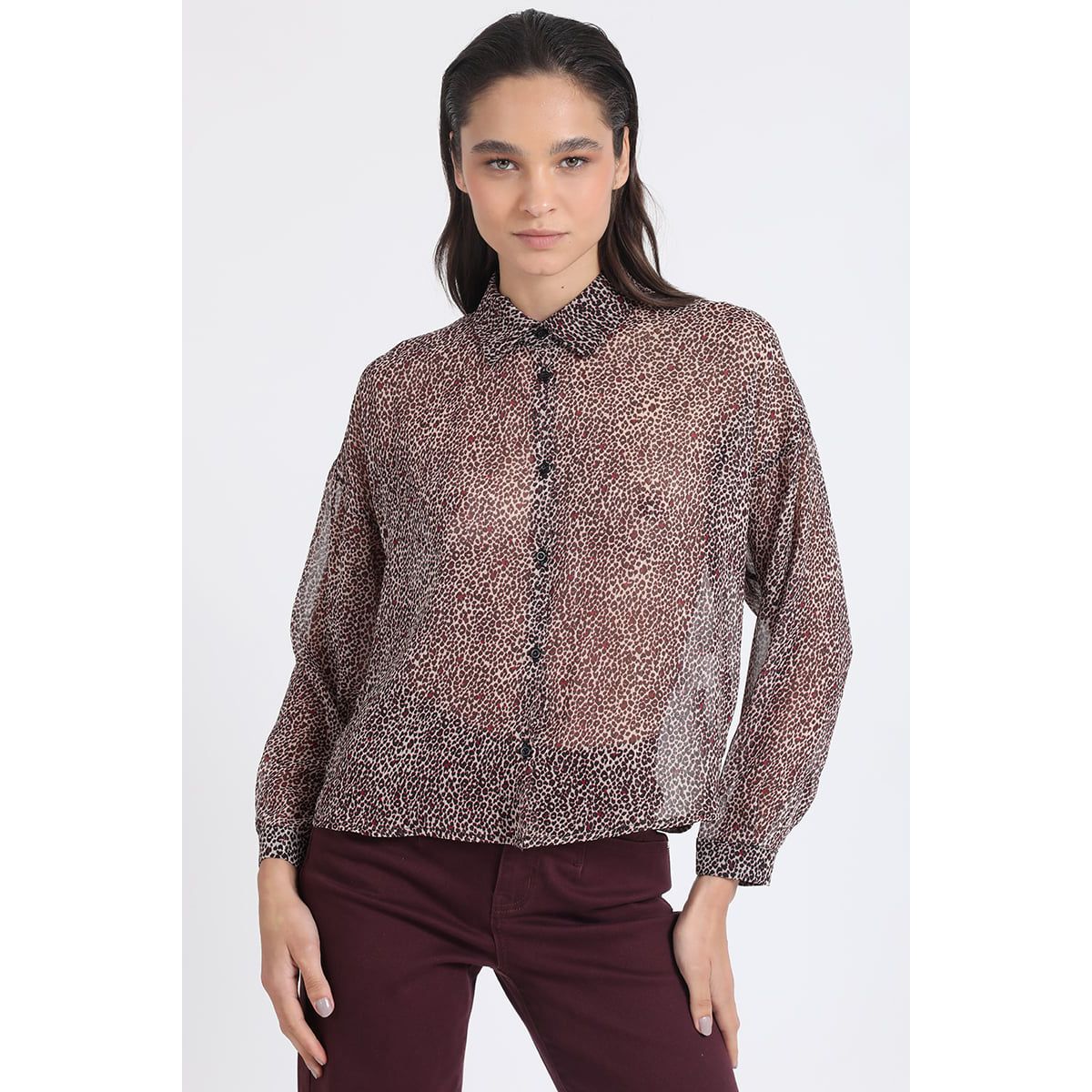 LIOLA - Blusa Gasa Fantasia Animal Con Hilo Metalizado, Burdeo Liola