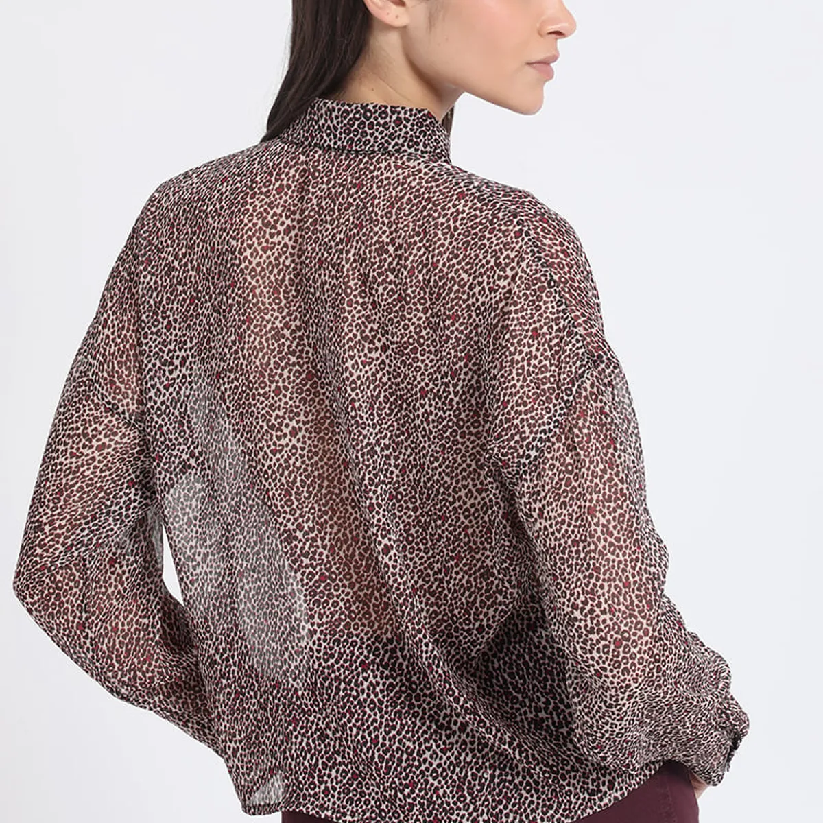 LIOLA - Blusa Gasa Fantasia Animal Con Hilo Metalizado, Burdeo Liola