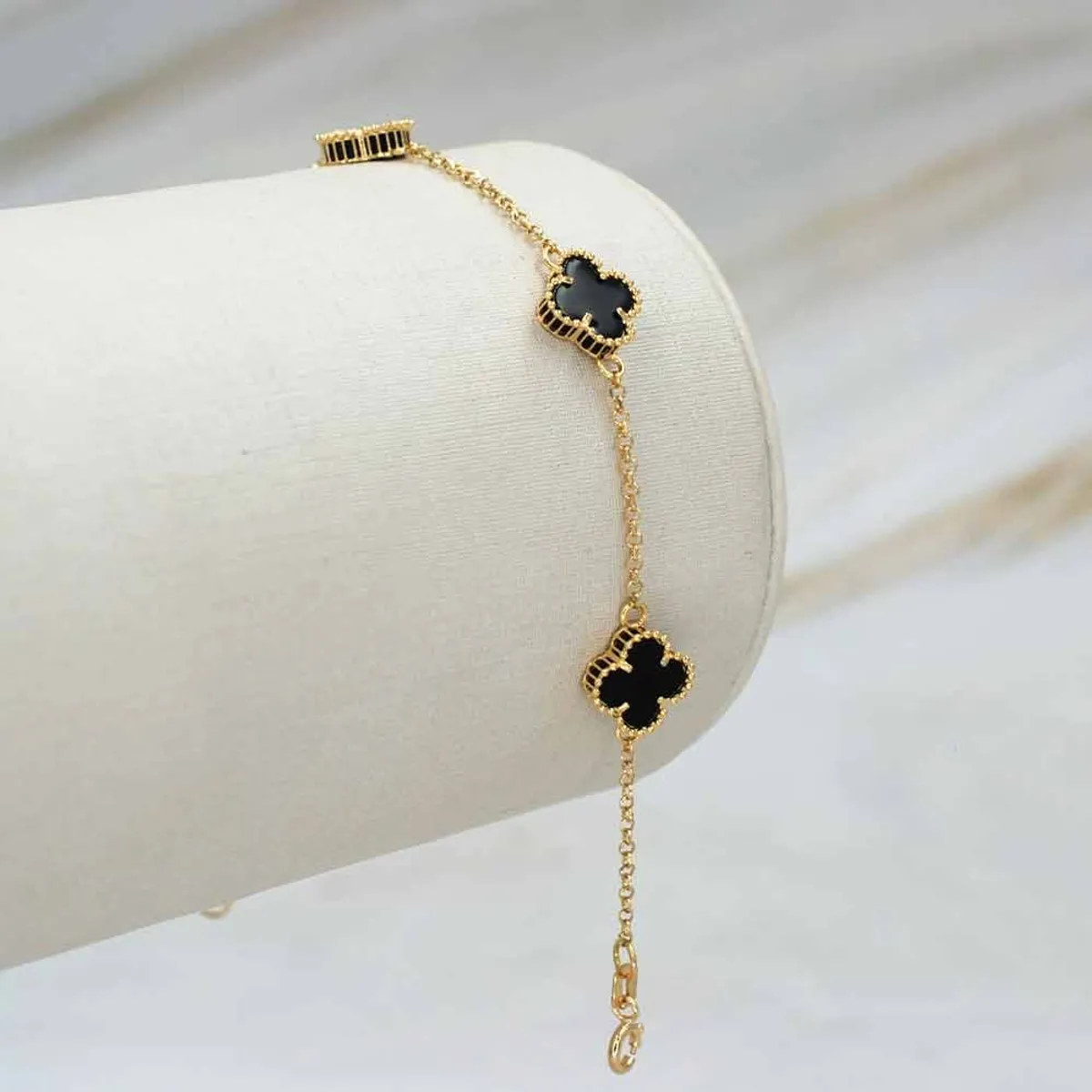 ELLA JOYAS - Pulsera Trébol Onix Oro 18k