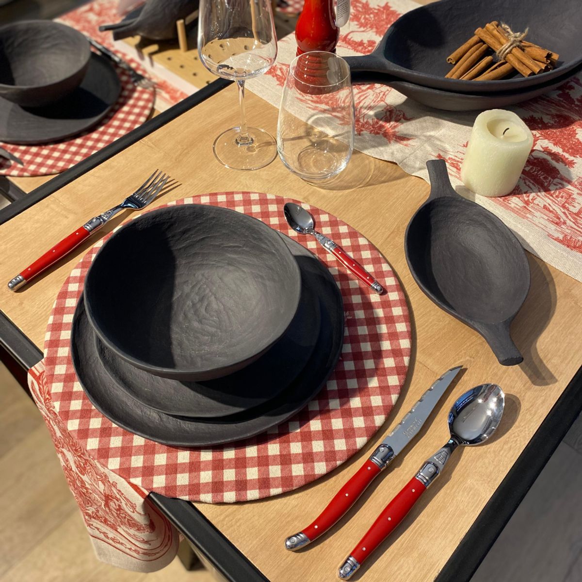 LAGUIOLE - LAGUIOLE SET CUCHILLERÍA 24 PIEZAS ROJO - Caja Kraft