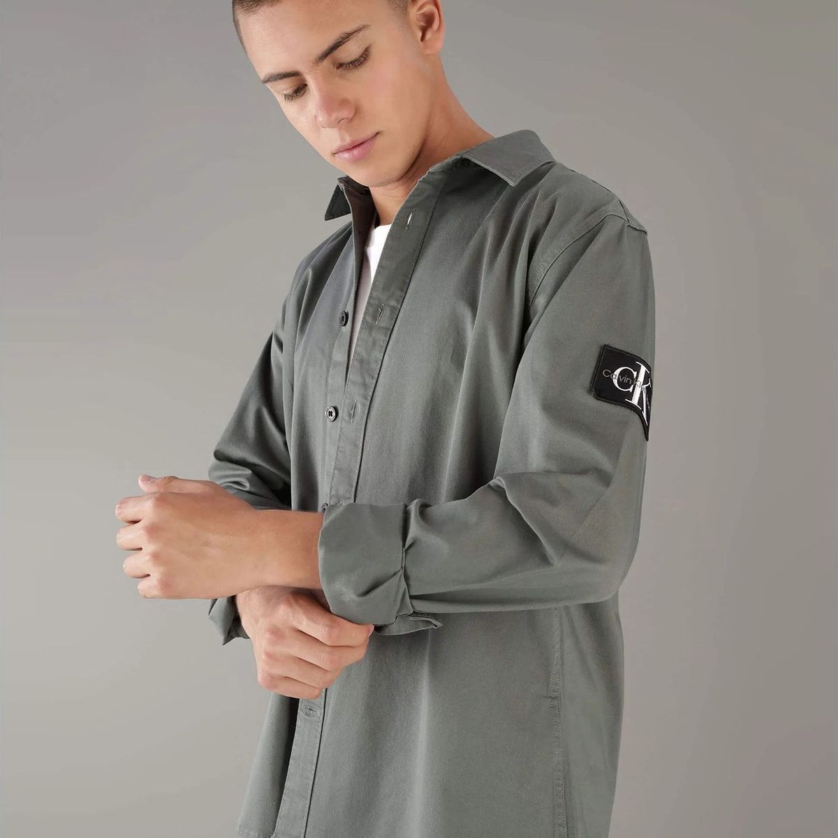 CALVIN KLEIN - Camisa Monologo Badge Relaxed Gris Calvin Klein