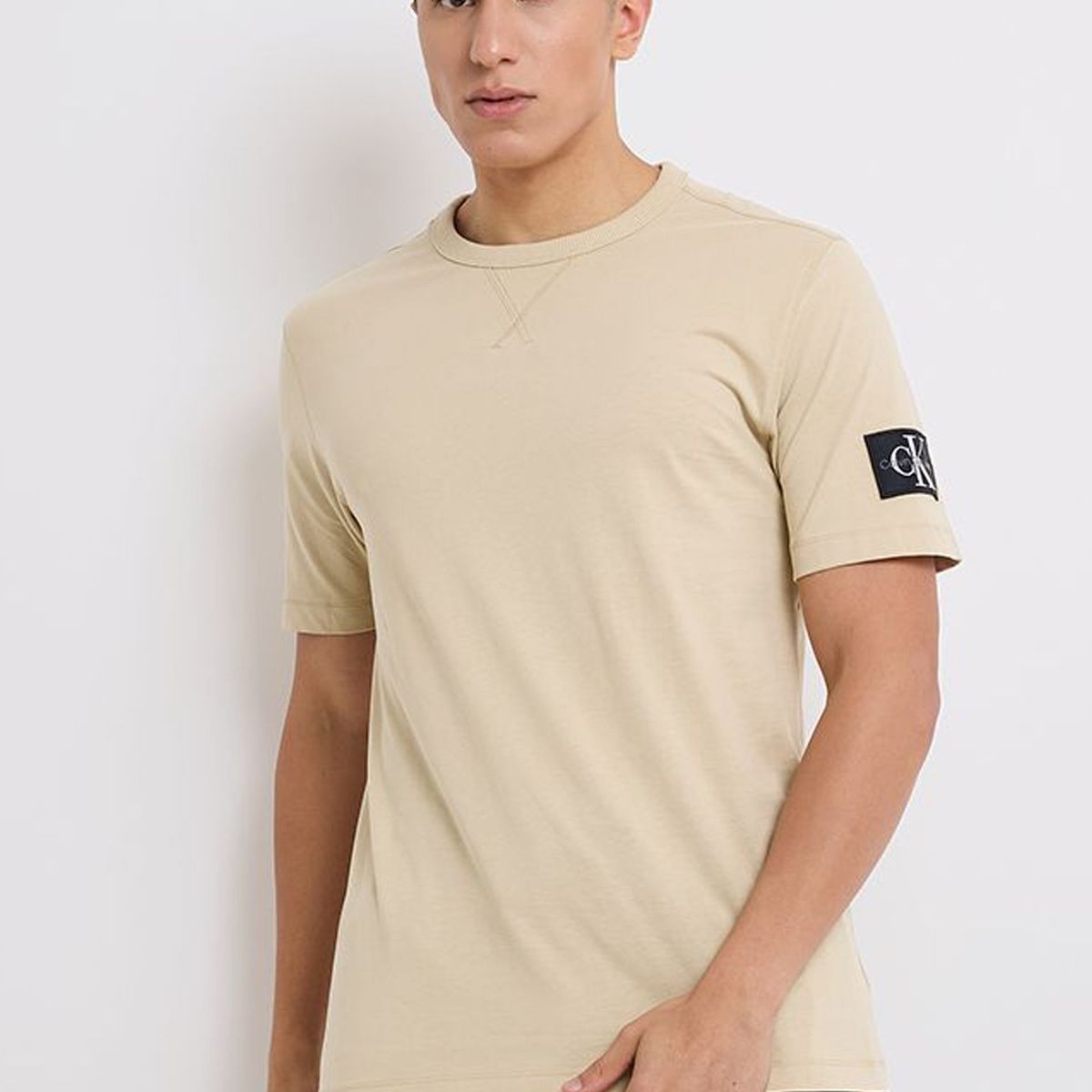 CALVIN KLEIN - Polera Badge Regular Beige Calvin Klein