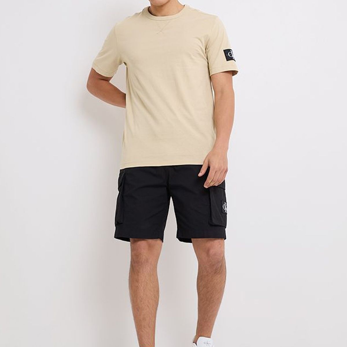 CALVIN KLEIN - Polera Badge Regular Beige Calvin Klein