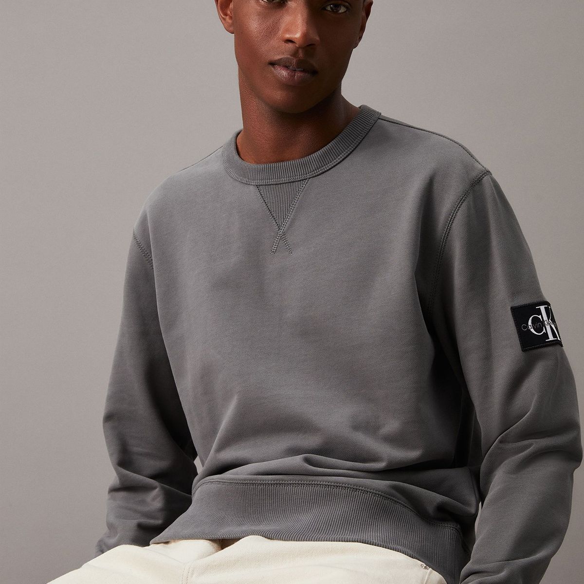 CALVIN KLEIN - Polerón Badge Hombre Gris Calvin Klein