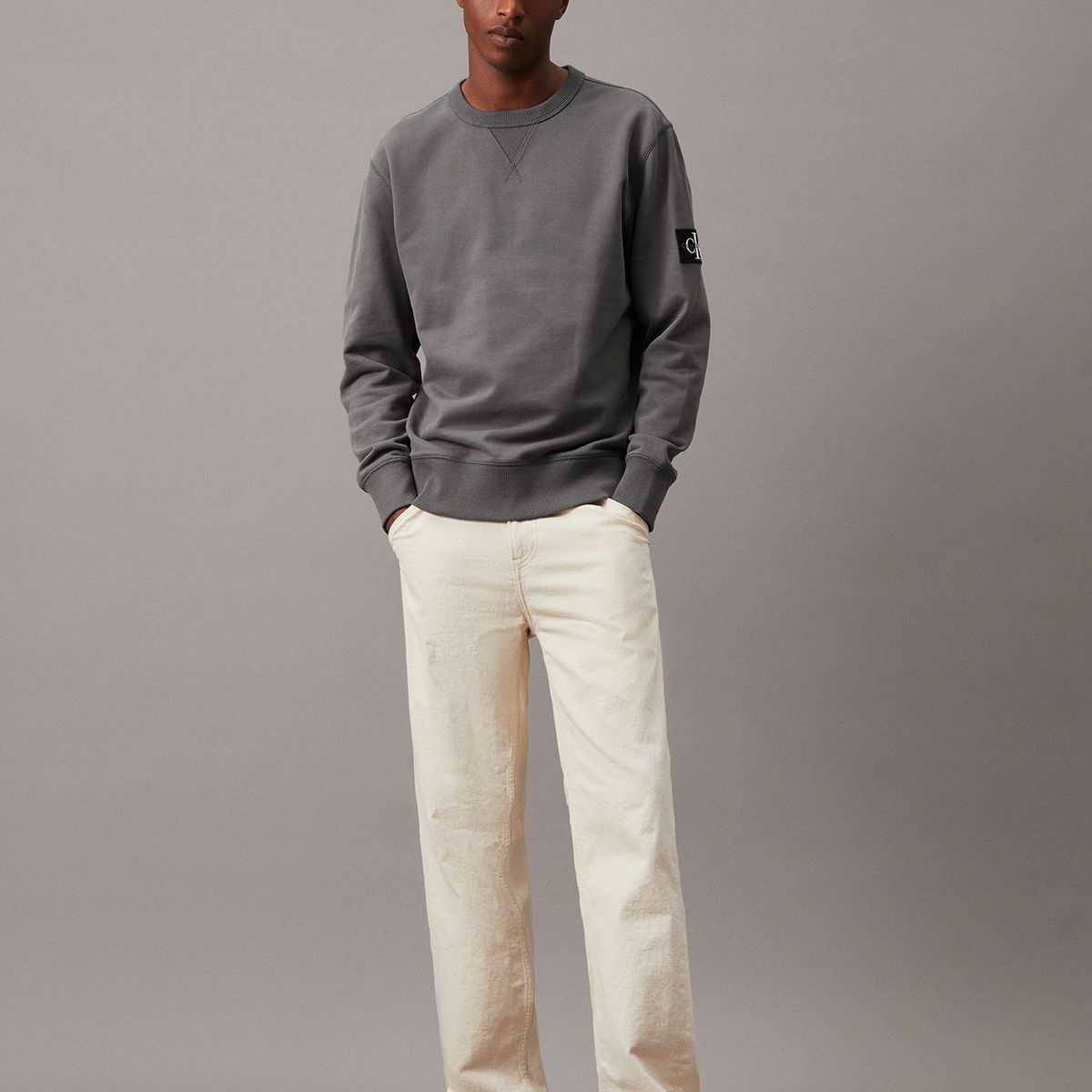 CALVIN KLEIN - Polerón Badge Hombre Gris Calvin Klein