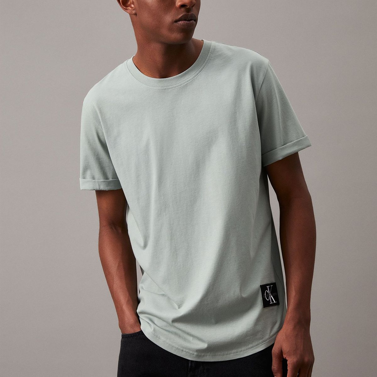 CALVIN KLEIN - Polera Badge Turn Up Sleeve Verde Calvin Klein