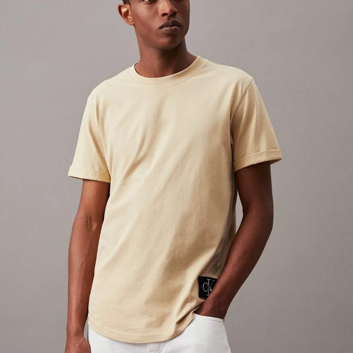 CALVIN KLEIN - Polera Badge Turn Up Sleeve Beige Calvin Klein