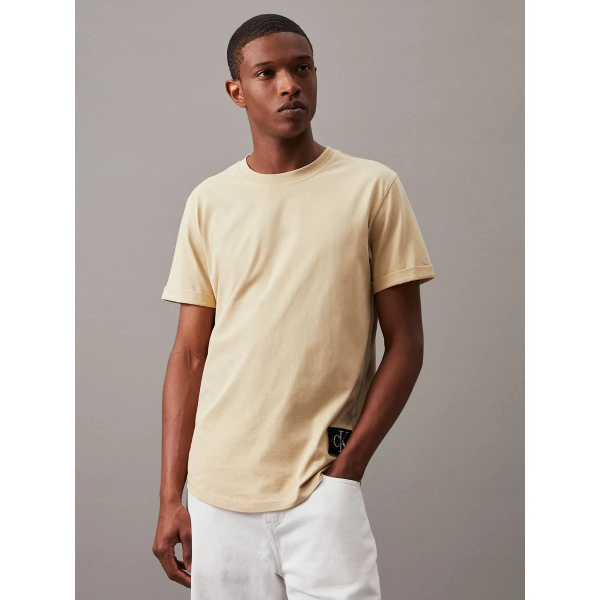 CALVIN KLEIN - Polera Badge Turn Up Sleeve Beige Calvin Klein