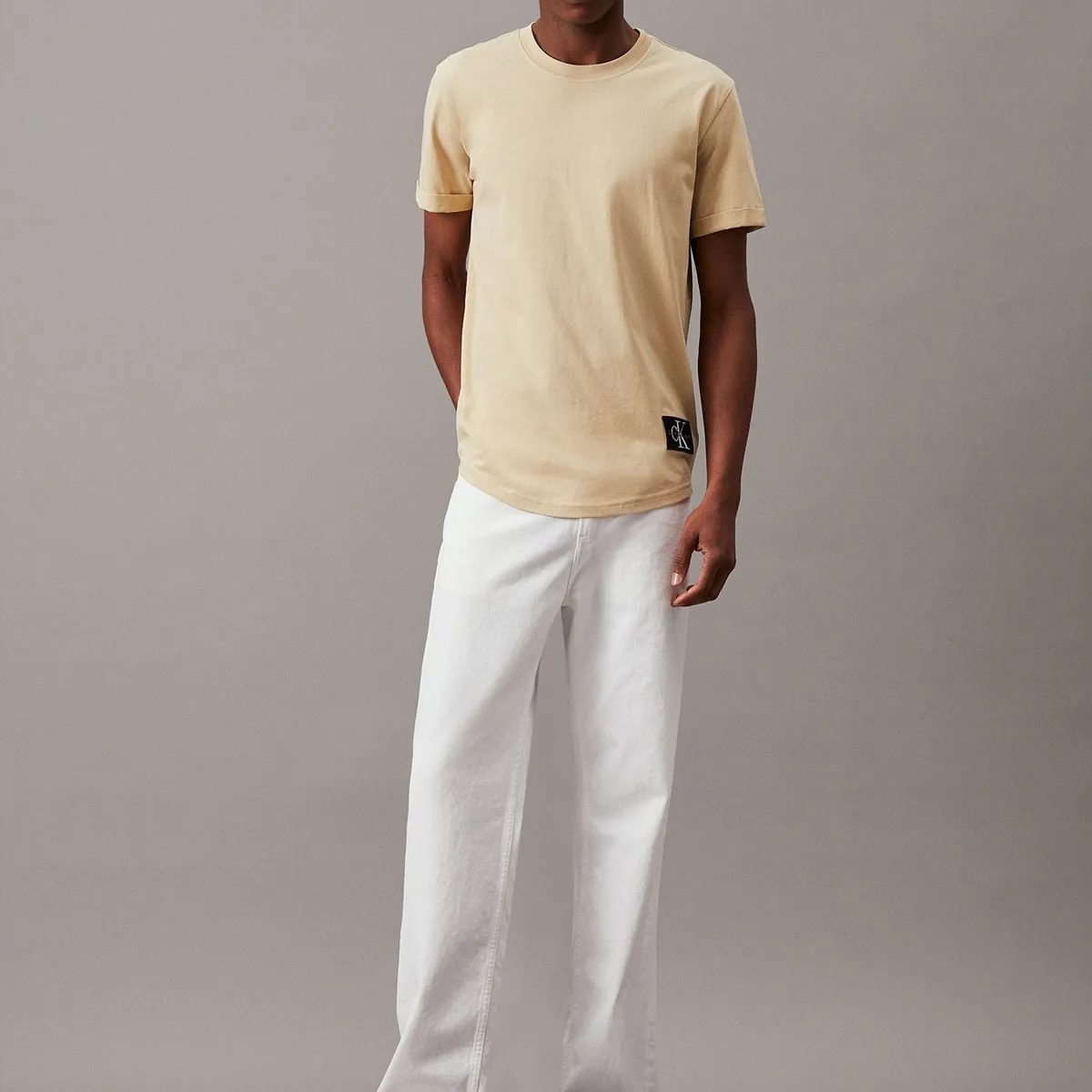 CALVIN KLEIN - Polera Badge Turn Up Sleeve Beige Calvin Klein