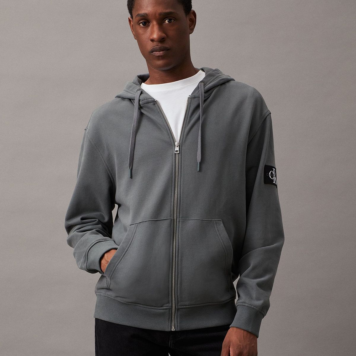 CALVIN KLEIN - Polerón con Gorro Badge Zip Through Gris Calvin Klein