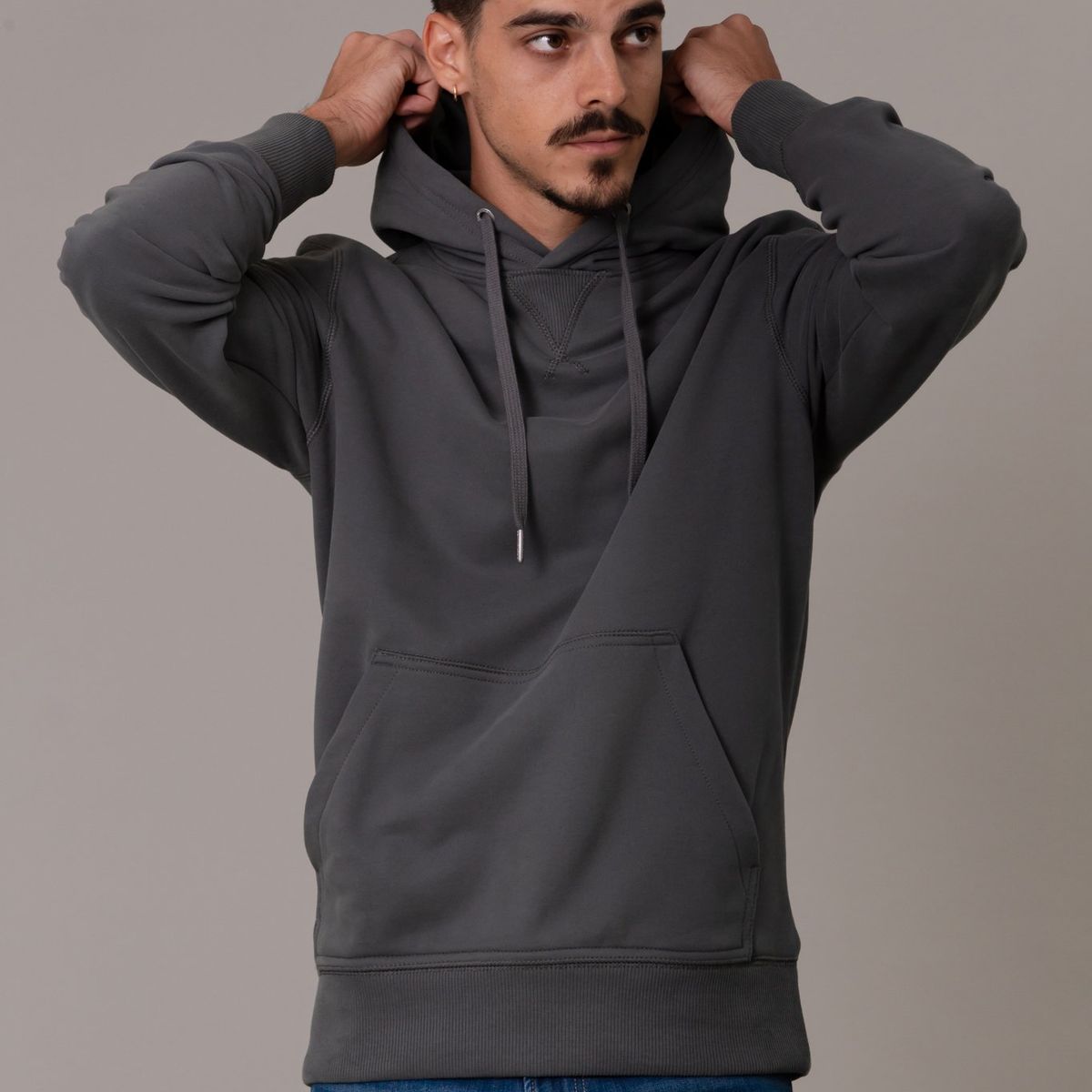 CALVIN KLEIN - Polerón con Gorro Badge Gris Calvin Klein