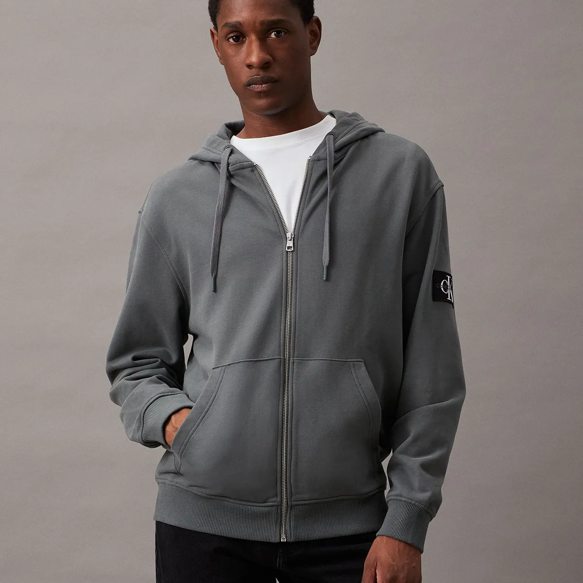 CALVIN KLEIN - Polerón con Gorro Badge Zip Through Gris Calvin Klein