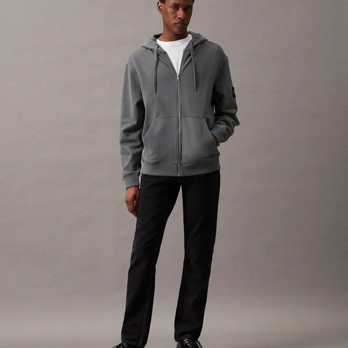 CALVIN KLEIN - Polerón con Gorro Badge Zip Through Gris Calvin Klein