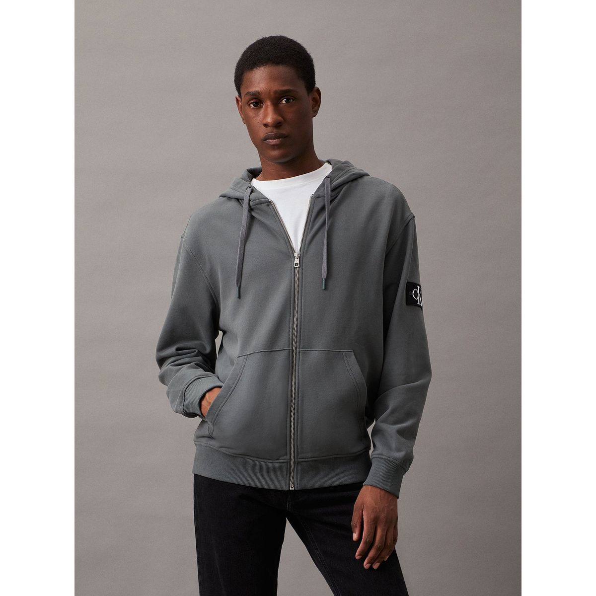 CALVIN KLEIN - Polerón con Gorro Badge Zip Through Gris Calvin Klein